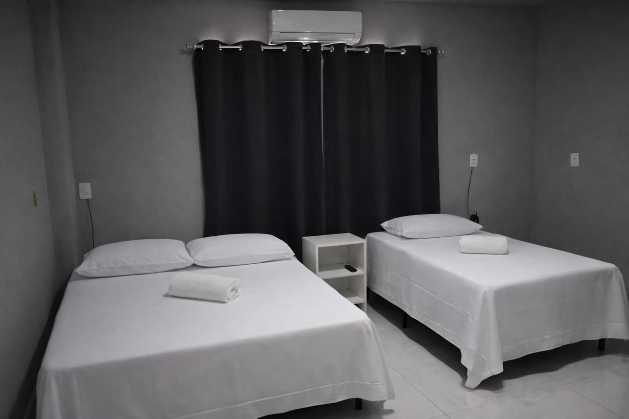 Quarto confortável com cama de casal e solteiro